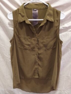 Moon Collection Olive Sleeveless Button-Down Hi Low Hem Metal Accent Shirt